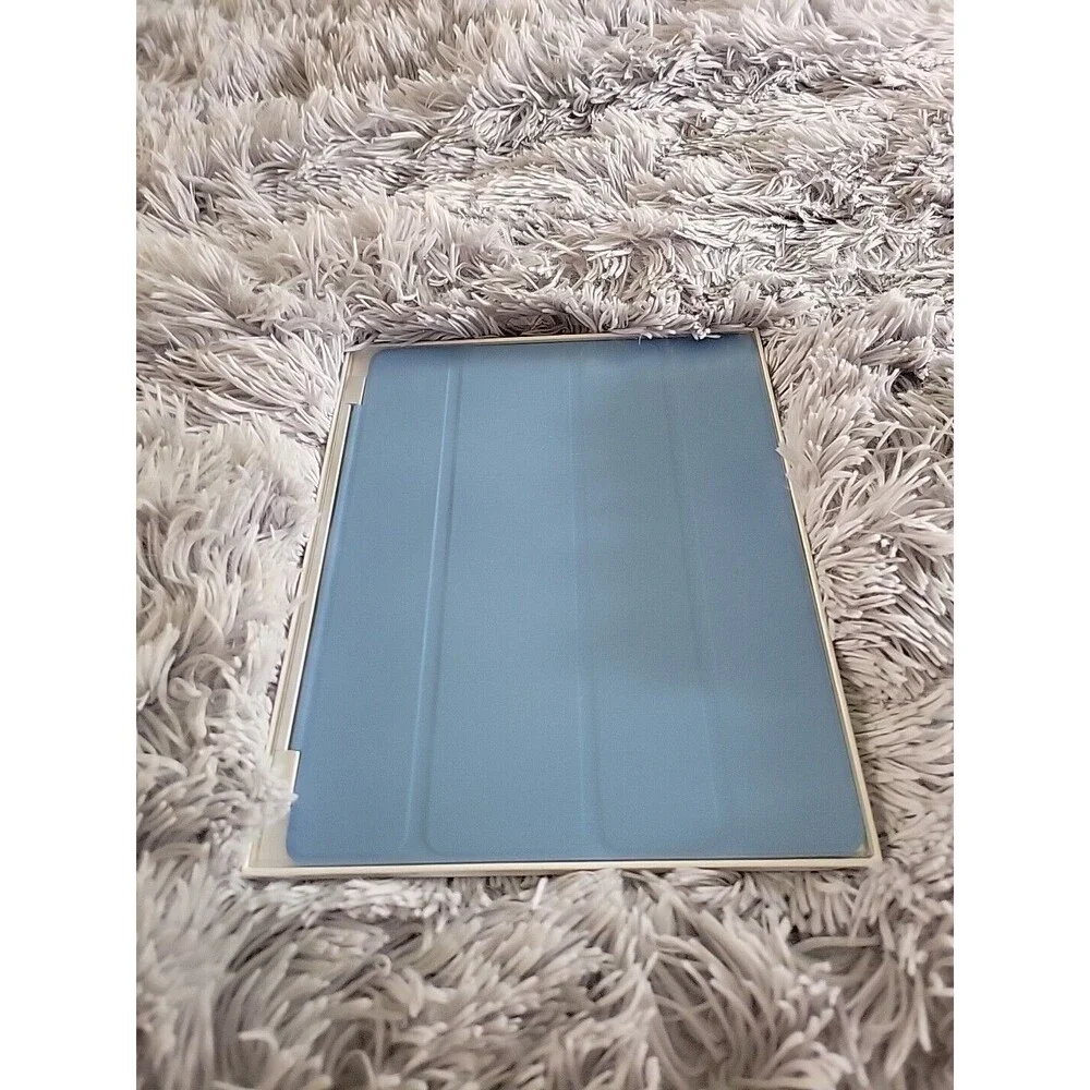 New in Box Apple Smart Cover for Ipad 2 9.7in Light Blue